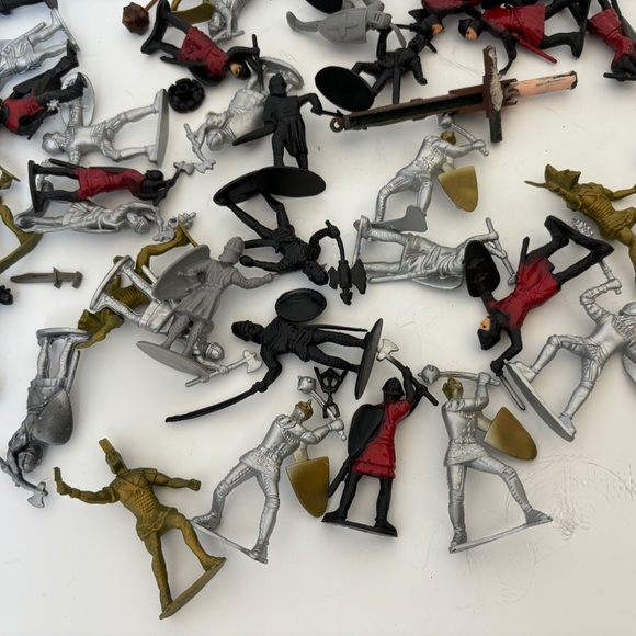 1990's era plastic toy Romans and Medieval toy soldiers - Picture 1 of 9